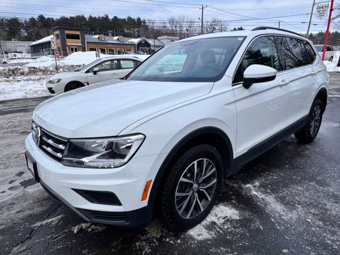 Used 2020 Volkswagen Tiguan SE w/ Panoramic Sunroof Package image 4