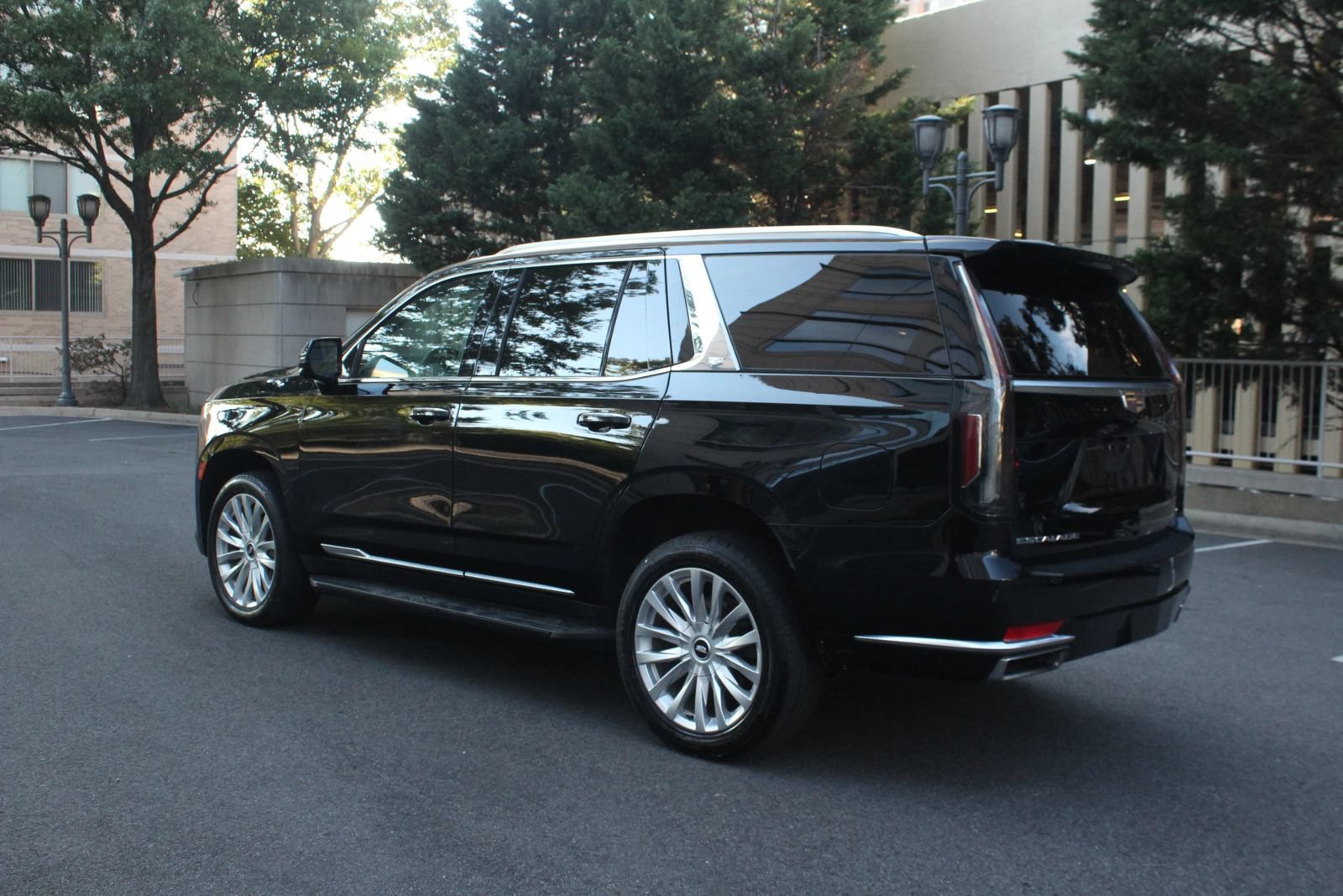 Used 2021 Cadillac Escalade Luxury AWD/4WD image 9