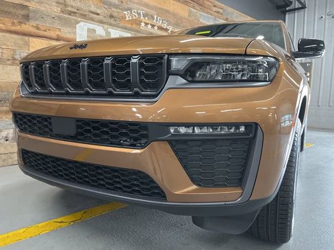 New 2026 Jeep Grand Cherokee L Limited AWD/4WD image 9