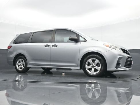 Used 2020 Toyota Sienna L image 23