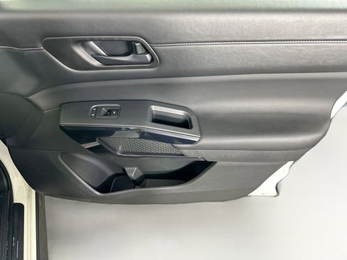 Used 2025 Nissan Pathfinder SV image 31