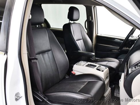 Used 2016 Chrysler Town & Country Touring FWD image 14