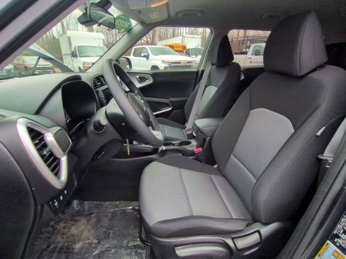 Used 2023 Kia Soul LX image 17