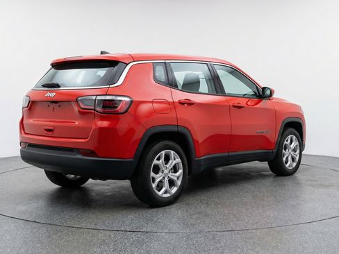 Used 2025 Jeep Compass Latitude AWD/4WD image 9