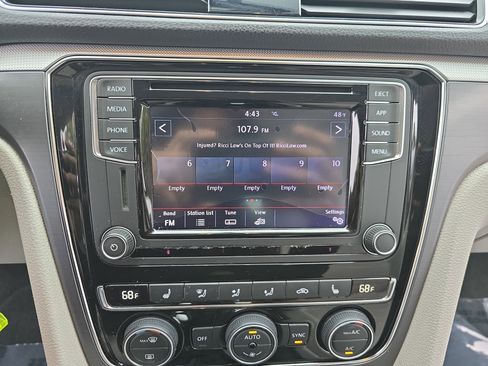 Used 2018 Volkswagen Passat 2.0T R-Line image 22