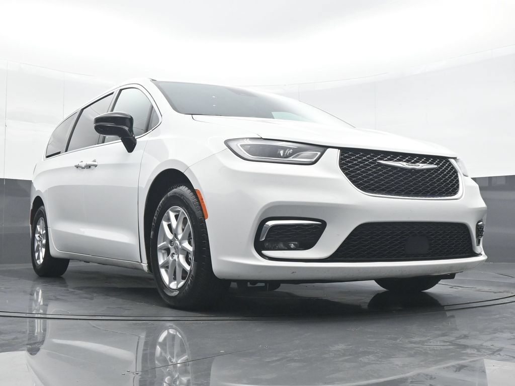Used 2025 Chrysler Pacifica Select FWD image 33