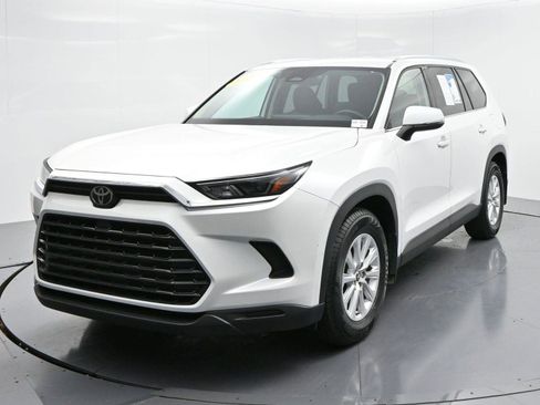 Used 2024 Toyota Grand Highlander XLE image 3