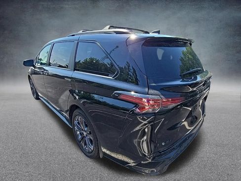 Used 2025 Toyota Sienna XSE w/ XSE Plus Package FWD image 8