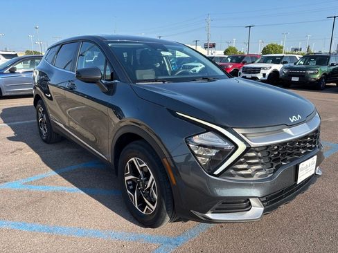 Used 2023 Kia Sportage LX AWD/4WD image 3