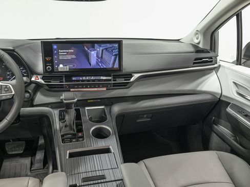 Used 2026 Toyota Sienna XLE image 29