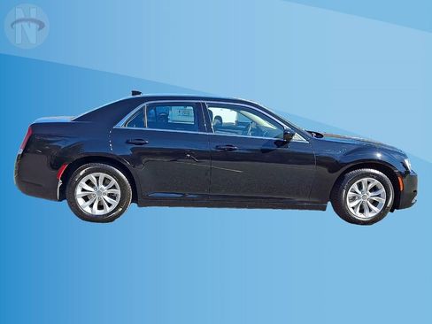Used 2023 Chrysler 300 Touring RWD image 9