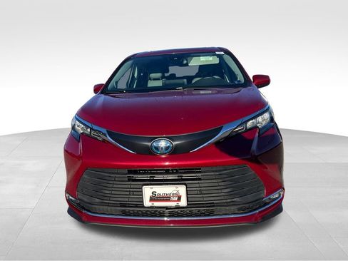 Used 2022 Toyota Sienna XLE w/ XLE Plus Package image 9