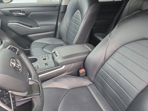 Used 2023 Toyota Highlander XLE image 23
