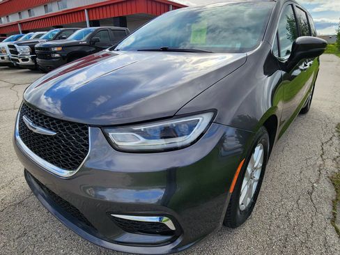 Used 2023 Chrysler Pacifica Touring-L FWD image 14