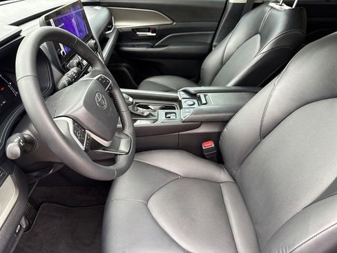 Used 2025 Toyota Grand Highlander AWD image 21