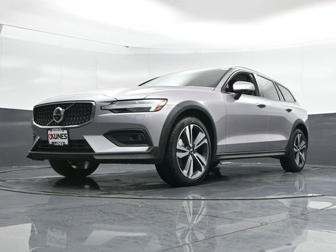 New 2026 Volvo V60 B5 Cross Country Plus w/ Climate Package AWD/4WD image 42
