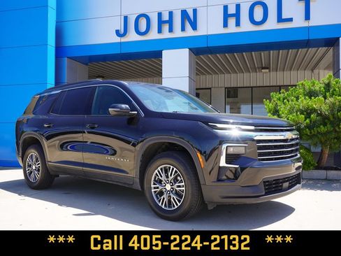 Used 2025 Chevrolet Traverse LT FWD image 2