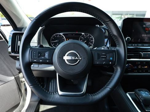 Used 2025 Nissan Pathfinder SV FWD image 11