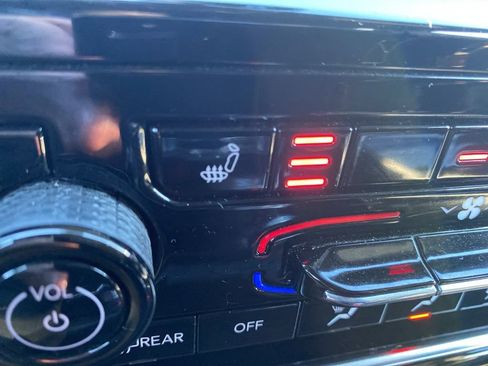 Certified 2024 Jeep Grand Cherokee L Altitude image 37