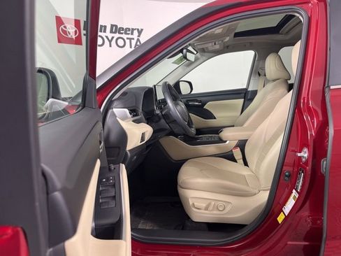 Certified 2023 Toyota Highlander XLE image 3