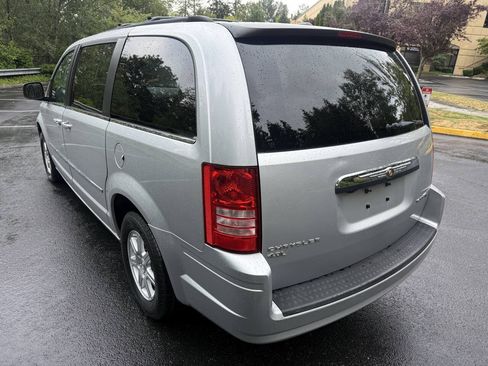 Used 2010 Chrysler Town & Country Touring FWD image 8