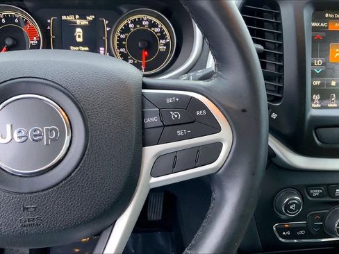 Used 2017 Jeep Cherokee Latitude w/ Comfort/Convenience Group image 24