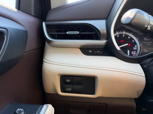 Used 2021 Toyota Highlander XLE FWD image 13