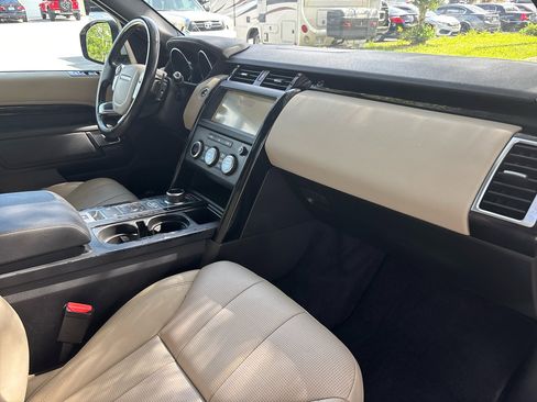 Used 2020 Land Rover Discovery SE image 24