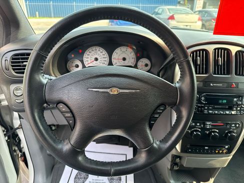 Used 2005 Chrysler Town & Country Touring FWD image 13