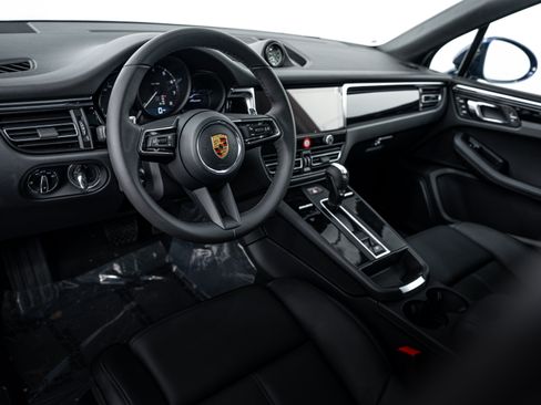 Certified 2026 Porsche Macan AWD/4WD image 4