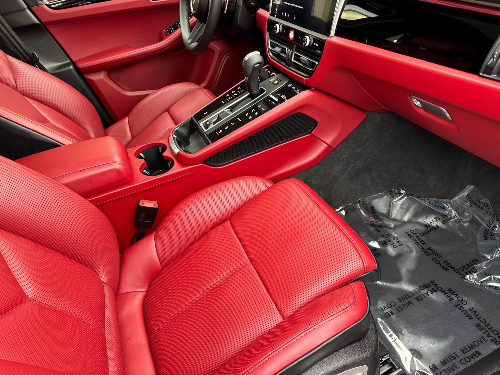 Certified 2025 Porsche Macan AWD/4WD image 18