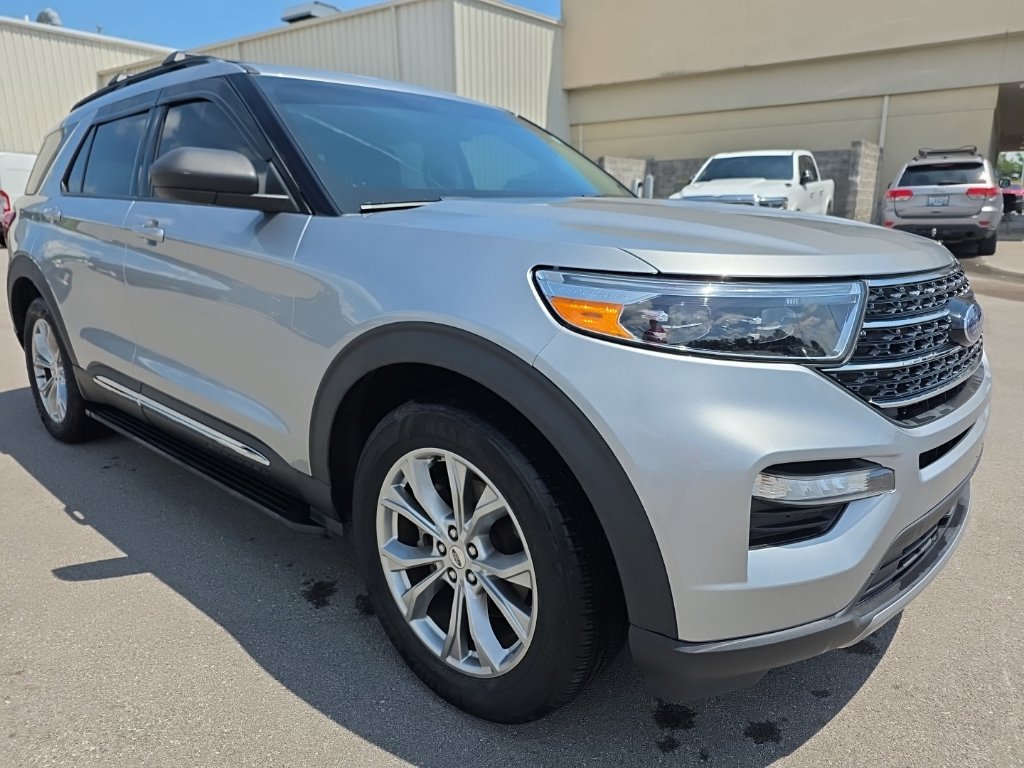 Used 2021 Ford Explorer XLT w/ Equipment Group 202A AWD/4WD image 3