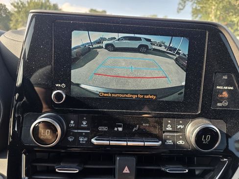 Used 2025 Toyota Highlander LE FWD image 19