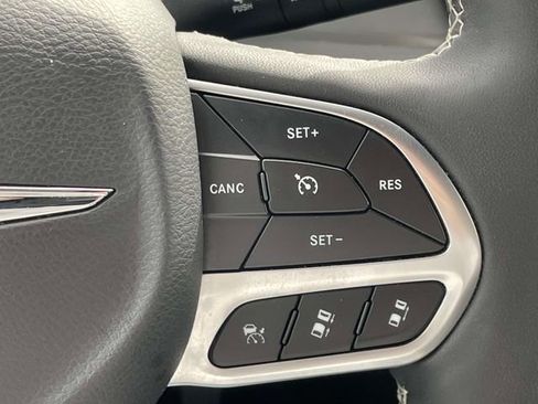 Used 2025 Chrysler Pacifica Select FWD image 23