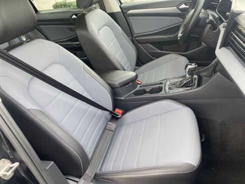 Used 2025 Volkswagen Jetta SE image 36