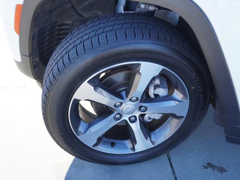 Used 2023 Jeep Grand Cherokee Limited image 13