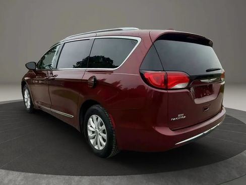 Used 2019 Chrysler Pacifica Touring-L FWD image 4