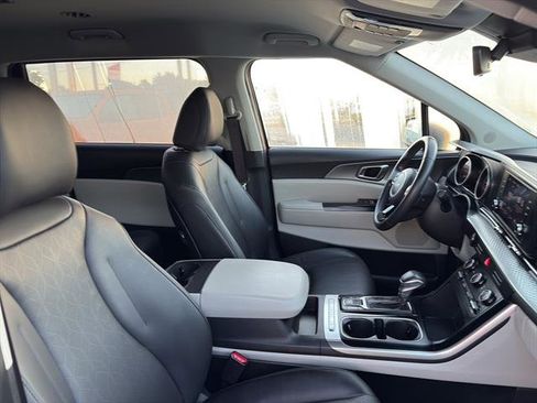 Used 2023 Kia Carnival LX image 9