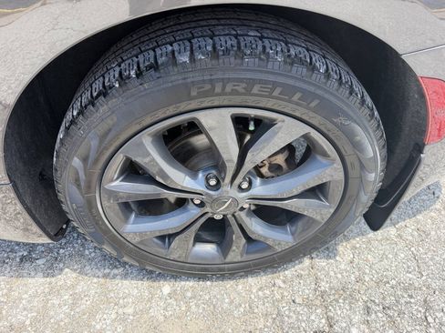 Used 2018 Chrysler Pacifica Limited w/ Advanced Safetytec Group FWD image 9