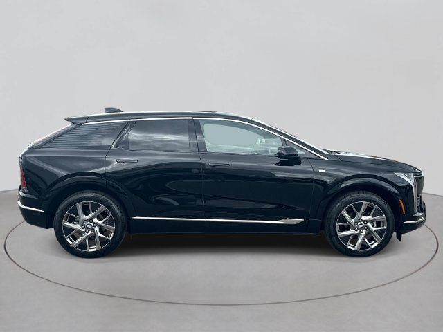 Certified 2025 Cadillac Optiq Luxury 2 w/ LPO, Floor Liner Package AWD/4WD image 4
