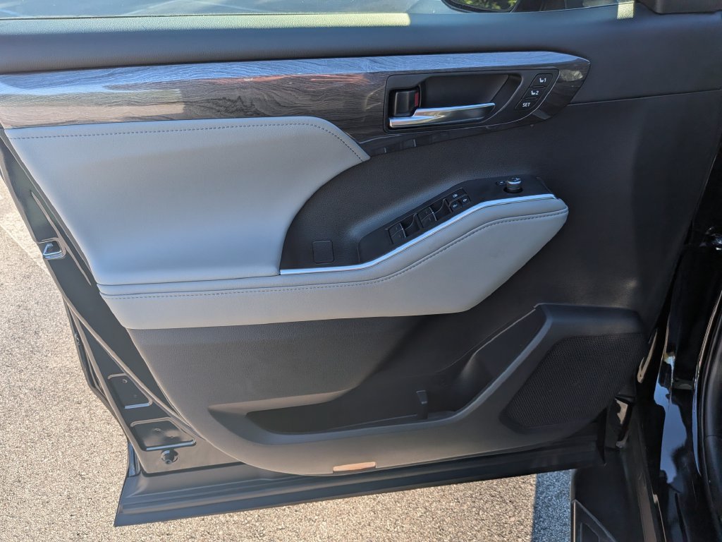 Used 2024 Toyota Highlander Platinum FWD image 9