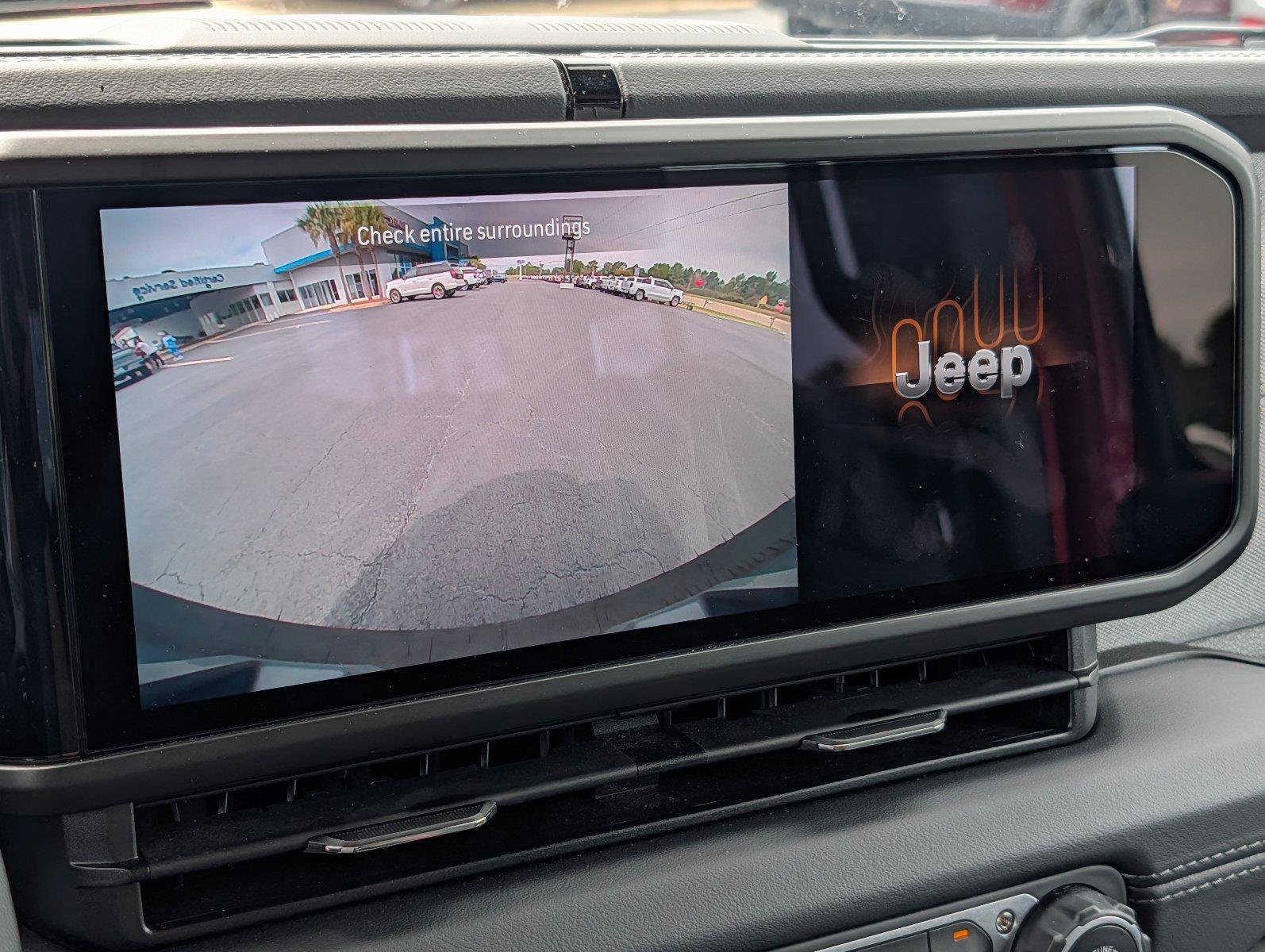 Used 2025 Jeep Wrangler Unlimited Sahara AWD/4WD image 17