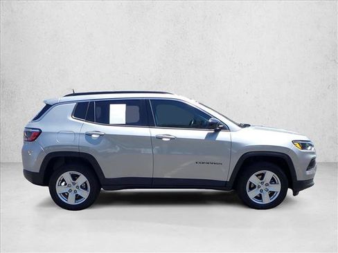 Used 2022 Jeep Compass Latitude w/ Convenience Group AWD/4WD image 5