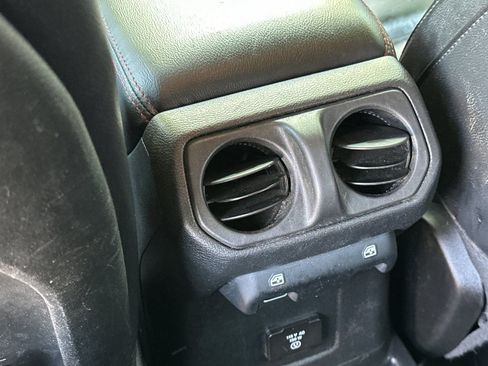 Used 2021 Jeep Wrangler Unlimited Rubicon w/ Cold Weather Group AWD/4WD image 14