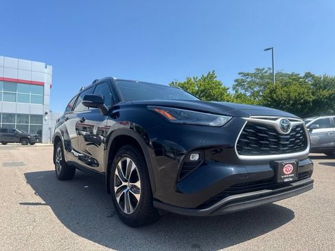 Used 2022 Toyota Highlander XLE AWD/4WD image 14