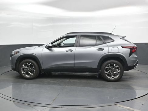 Used 2025 Chevrolet Trax LT FWD image 8