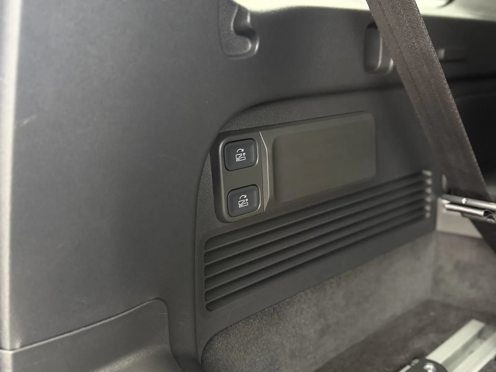 Used 2025 Rivian R1S Adventure Dual AWD/4WD image 45