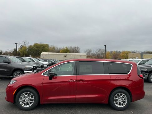 New 2026 Chrysler Pacifica Select image 4