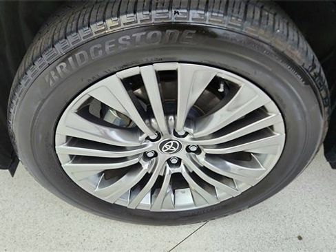 Used 2023 Toyota Venza Limited image 60