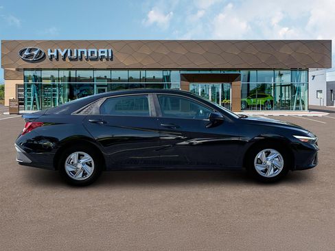 New 2025 Hyundai Elantra SE image 9